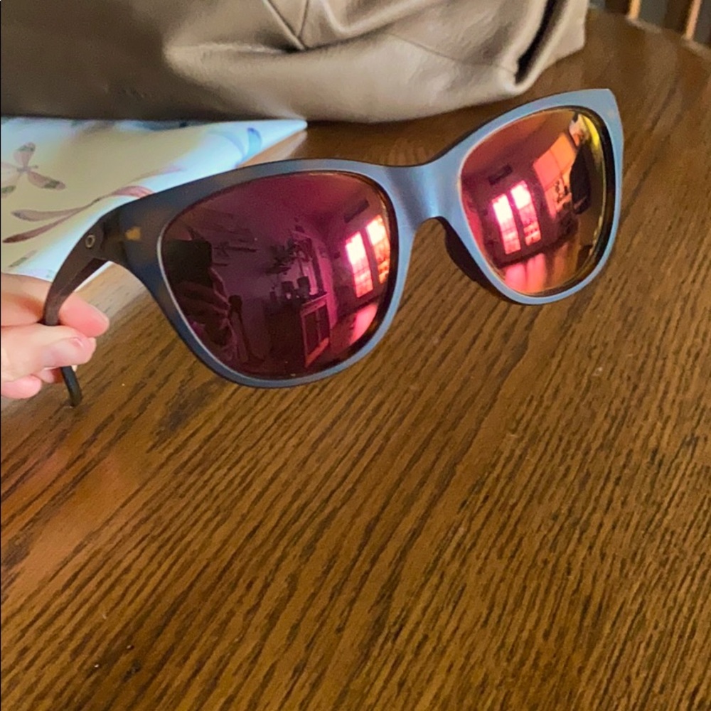 Oakley Hold Out